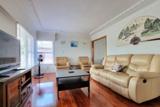Family Gem in Hillsborough with Free Parking - Housity