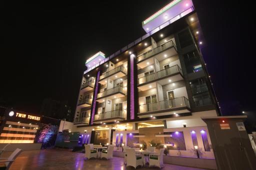Twin Towers Inn - Housity