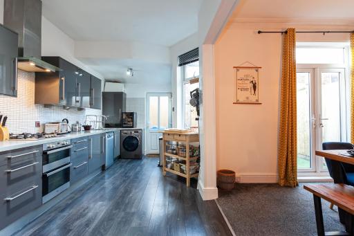 Large and Luminous Liverpool Home With Garden - Housity