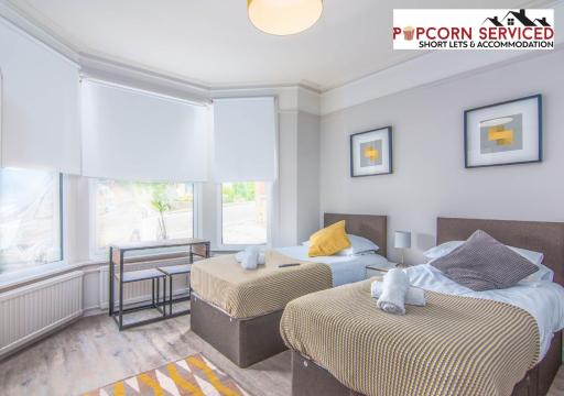 Monthly OFF - 6 Guest - 4 Beds - Free Parking by Popcorn Serviced Short Lets & Accommodation High Wycombe - Housity