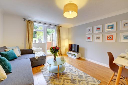 Modern 2 Bed House Sleeps 6 Southam Town Centre - Inspire Homes Ltd - Housity