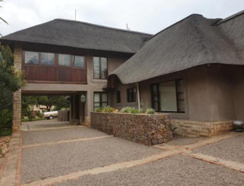 Zebula Golf Estate and Spa -Tok-Tokkie Knocking 16 pax Moi Signature Luxury villa - Housity