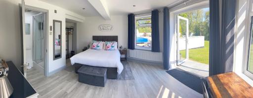 Stunning contemporary 1 bedroom En-suite Annexe - Housity