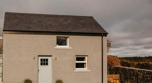 Luxury countryside cottage getaway with wood fired hot tub - Housity
