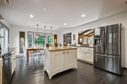 Mountain Creek Getaway 6BR farmhouse retreat 4000sf near downtown,10 beds - Housity