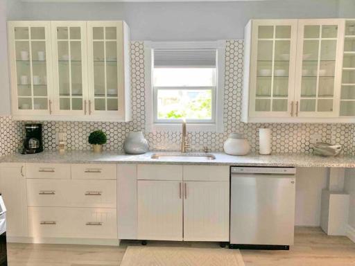 Royalty Travel 3 beds*Backyard*Parking*Laundry - Housity