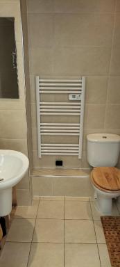 Characterful Abode with FREE parking. - Housity