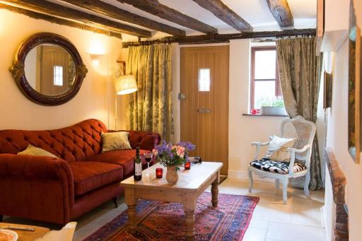 Meddlars a historic cottage on the countryside edge of a vibrant Market Town - Housity