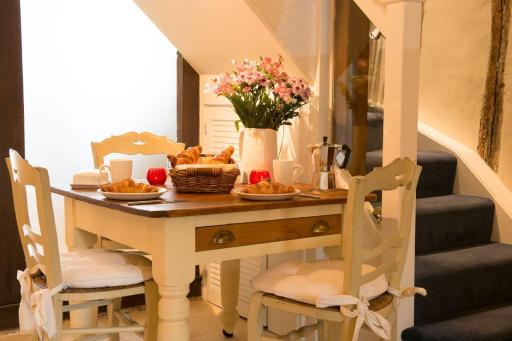 Meddlars a historic cottage on the countryside edge of a vibrant Market Town - Housity