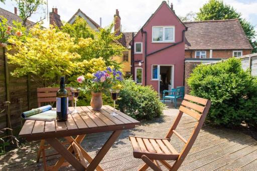 Meddlars a historic cottage on the countryside edge of a vibrant Market Town - Housity