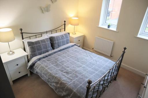 Quiet 1-Bed Epsom Apt - Self Check-In & Parking - Housity