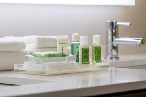 Holiday Inn - Long Island - ISLIP Arpt East, an IHG Hotel - Housity