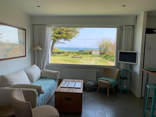 Beachfront holiday home with sea views, Plounéour-Brignogan-Plages - Housity