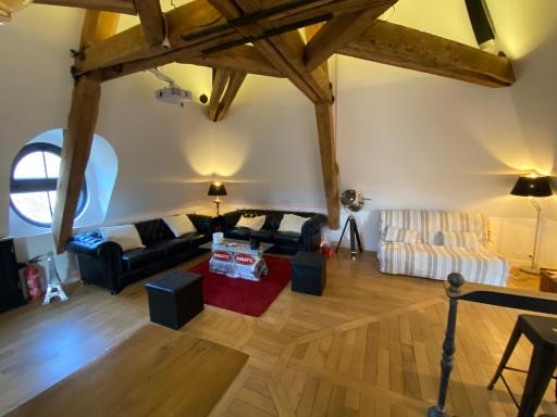 Loft dans le clocher face au chateau - Housity