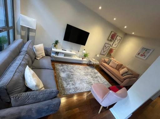 Large American loft style apartment close to centre - Housity