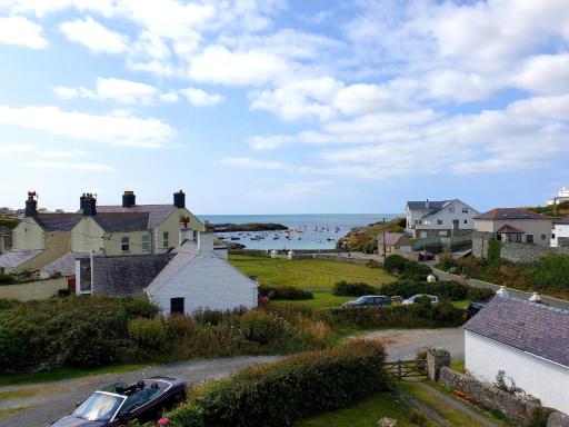 BRYN GORS-3 BED-FIRST FLOOR APT- YARDS FROM BEACH - Housity