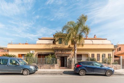 Yellow-house 100 meters from the sandy beach - Housity