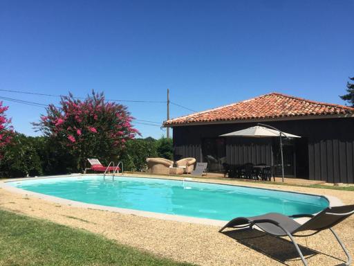 Beautiful 4-Bed country cottage with pool - Housity