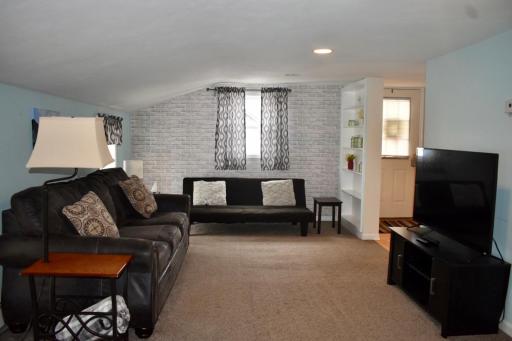 Cozy 2nd story Flat near downtown - Housity