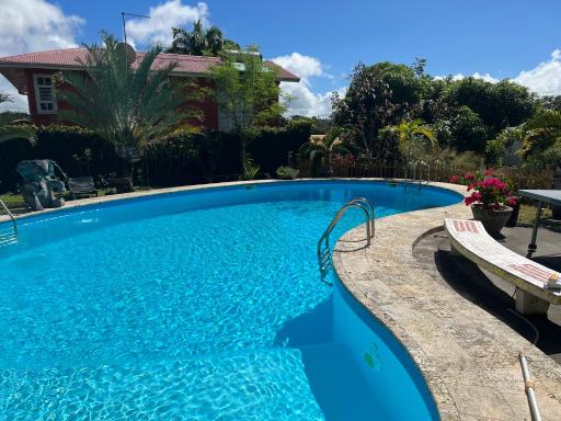 Adorable pool house in a beautiful garden - Housity