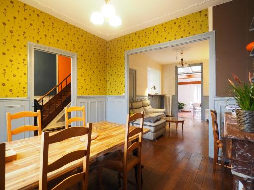 Elegant Bourgeoise Style House with Garden - Housity