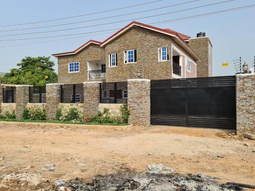 Gorgeous Quiet & Comfy-Close to Highway-Parking - Housity