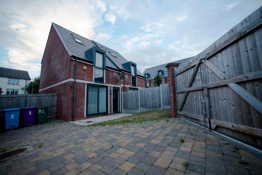 A Cosy 3-bed Family House in Liverpool sleeps 6 with parking spaces - Housity