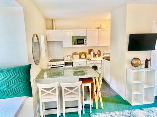 Cosy 2 bed cottage next to Fota Wildlife Park - Housity