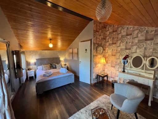 Squirrel Lodge at Owlet Hideaway - with Hot Tub, Near York - Hizvo