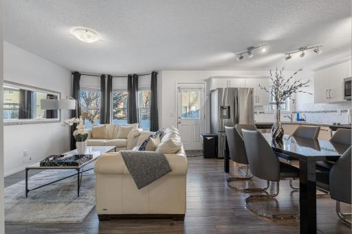 Modern House with Private Backyard & Fireplace - Housity