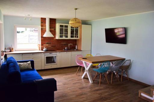Pastelowy Domek z balią elektryczną z jacuzzi - Housity