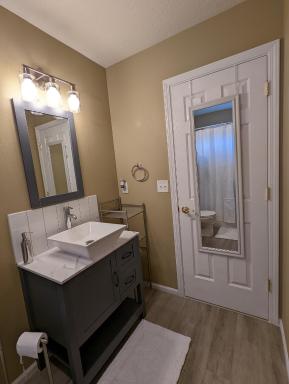 Contemporary 2-Bedroom Close to Downtown, Dining - Housity