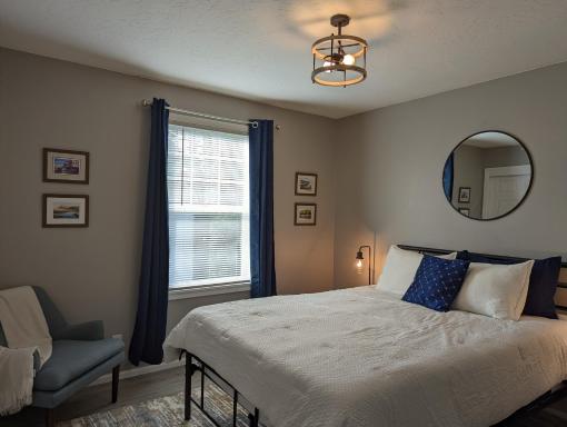 Contemporary 2-Bedroom Close to Downtown, Dining - Housity