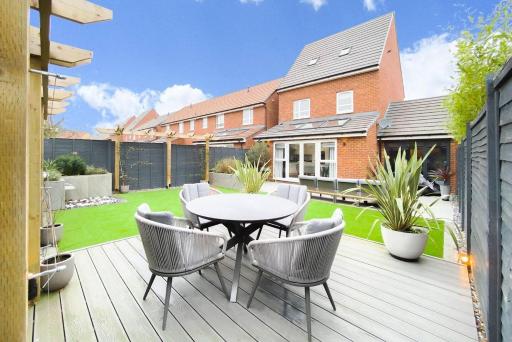 Stunning 4 Bed House with Cinema Room & Parking - Housity