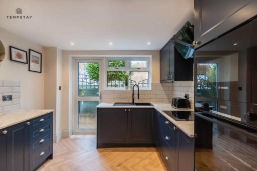 STYLISH HOME WITH FREE PARKING - 10 MINS TO LEGOLAND! - Housity