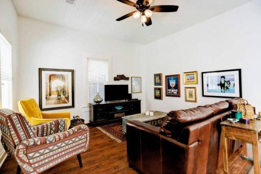 Artsy Heights House: Walk To Food-Bars-Shops-Trails, Kids & Pet Friendly - Housity