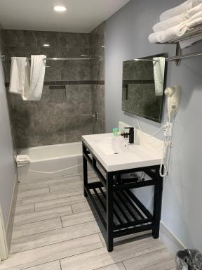 Willow Tree Inn & Suites - Housity