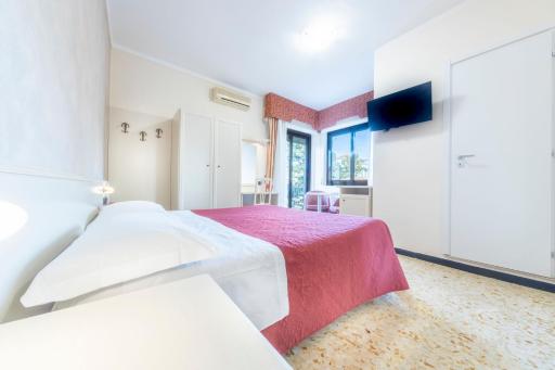 Gold Hotel - Housity