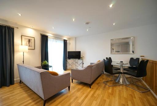 Modern 2 Bed Apartment with Juliet Balcony - DHB STAYS - Housity