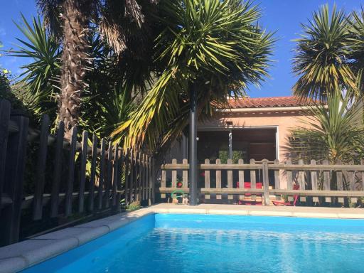 Charmant studio avec piscine . - Housity