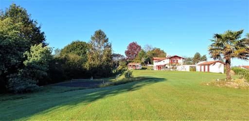 VILLA GARATENBORDA proche Biarritz avec piscine jacuzzi salle de sport parking pétanque fronton - Housity