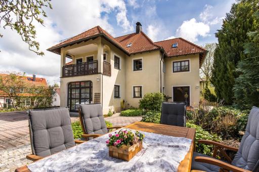 Apfelbluete und Paradies - Housity