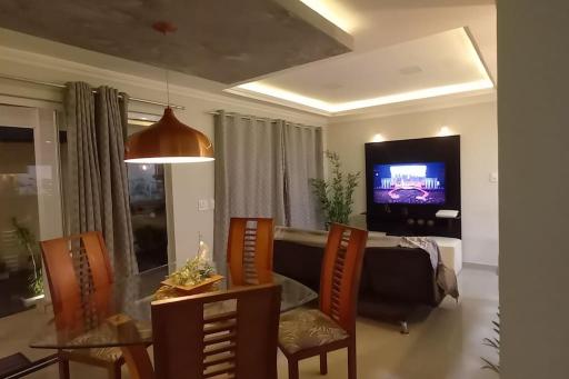 Casa INTEIRA-WIFI-AR split-Espaço PET e Gourmet-TV Ilimitada-03 carros-Até10 pessoas - Housity