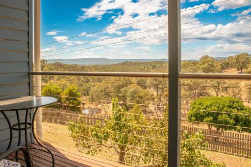 The views!Lovely apartment on acreage with magnificent views, dog friendly - Housity