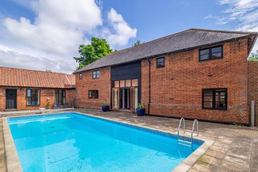 Large barn conversion in a rural stud with a swimming pool - The Old Barn - Housity