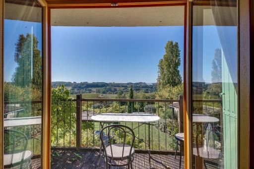 Idyllic retreat amid the vines with its own pool - Housity