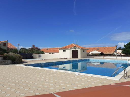 Maison avec piscine commune à 800m de la plage - Housity