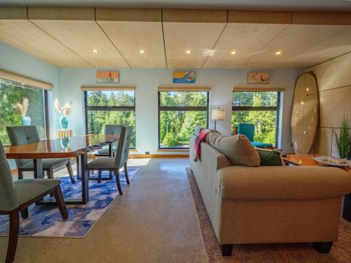 The Black Pearl, Luxury King Bed and Patio - Housity