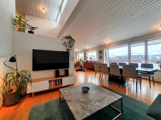 Modern and spacious house in Seltjarnarnes. - Housity