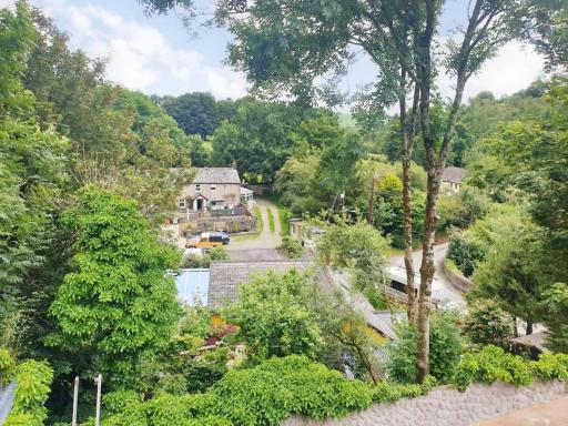 Converted character barn open plan. Balcony - Housity